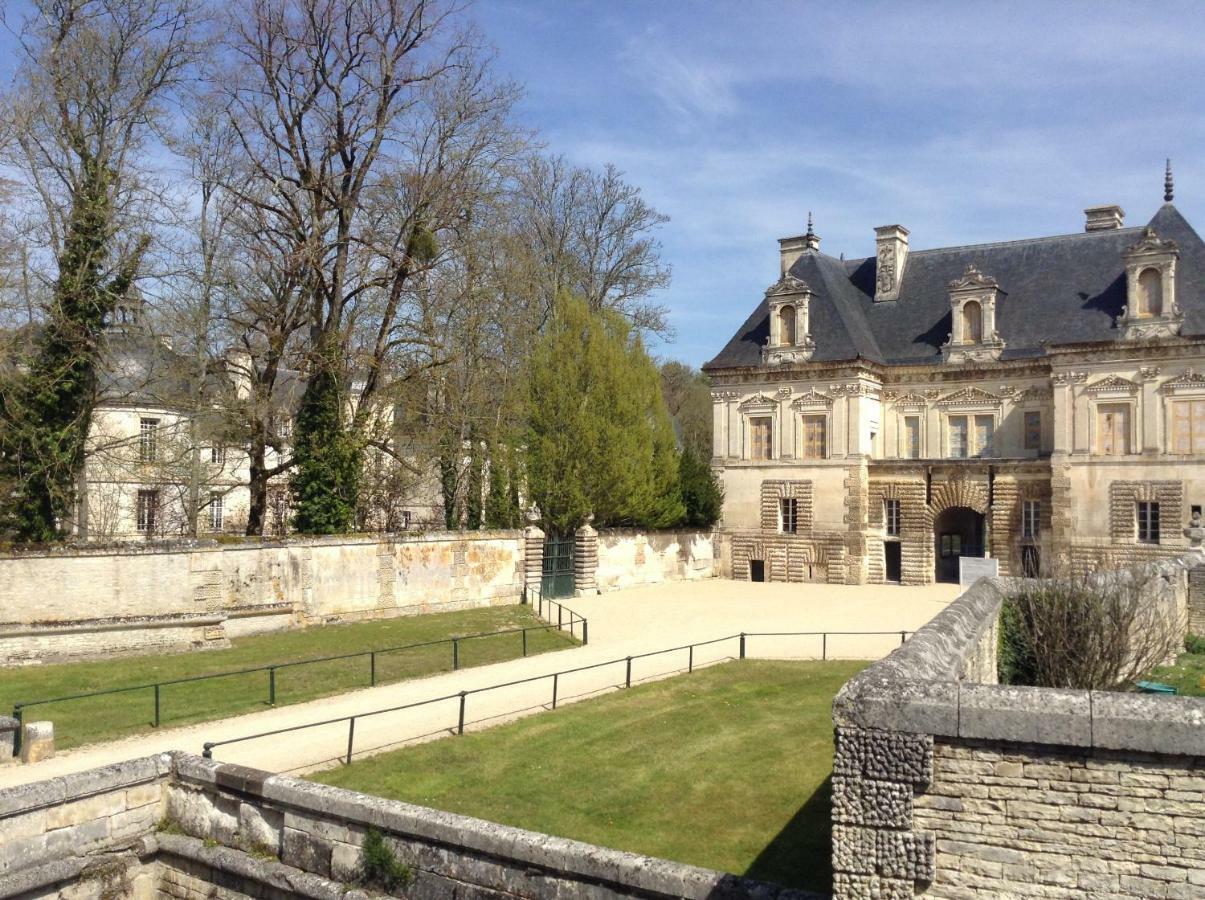 Bed and Breakfast La Virgule De Tanlay Exterior foto
