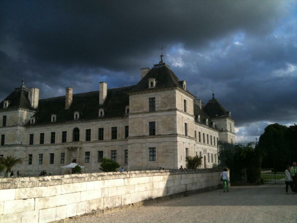 Bed and Breakfast La Virgule De Tanlay Exterior foto